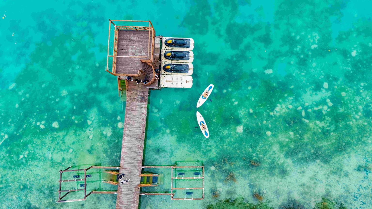 VERANO EN BACALAR ¿POR QUÉ LA LAGUNA DE LOS SIETE COLORES ES EL REFUGIO SIN SARGAZO DEL CARIBE?